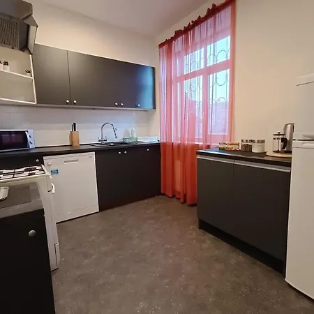 公寓 Ideally Located Center 2 Bedrooms Spacious