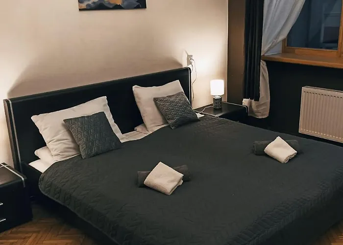 Ideally Located Two Bedrooms - Family&friends 아파트 *