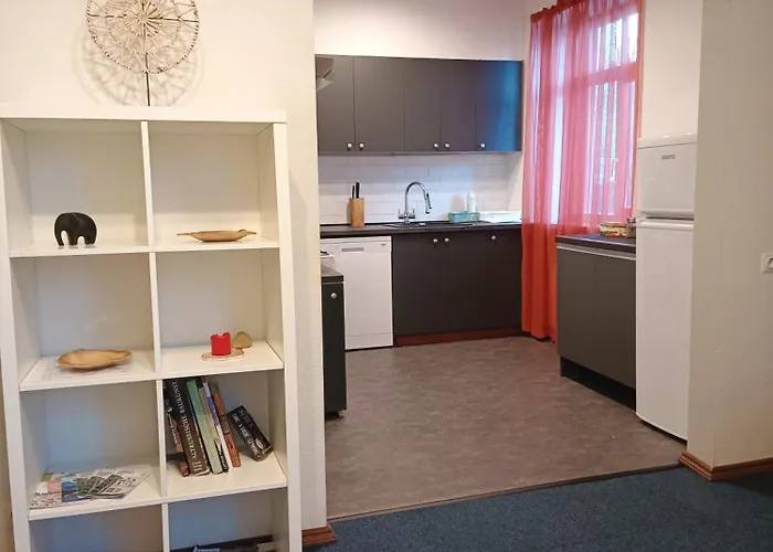 Ideally Located Two Bedrooms - Family&friends 아파트 *