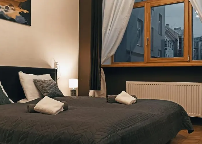 Ideally Located Two Bedrooms - Family&friends Apartment *